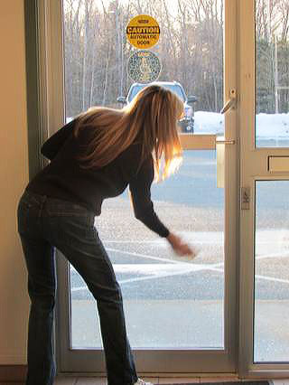 clean-entrance-windows