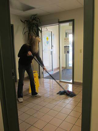 damp-mop-tile-floor